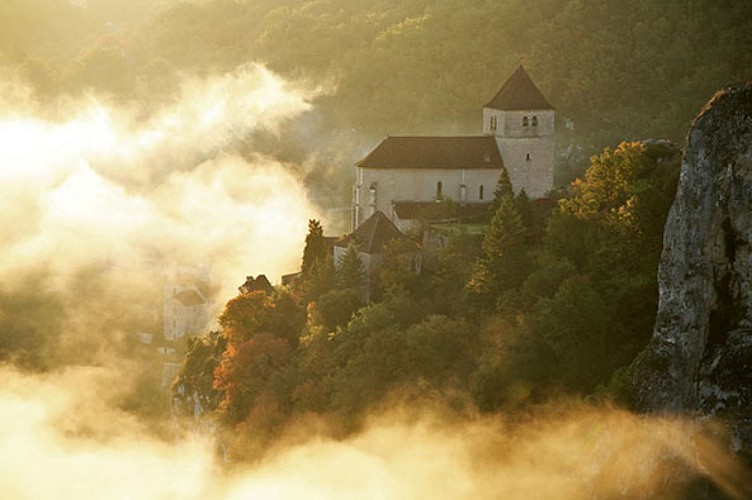 191018-Saint-Cirq-Lapopie-dans-la-brume-©Lot-Tourisme---J.-Morel-081005-082358