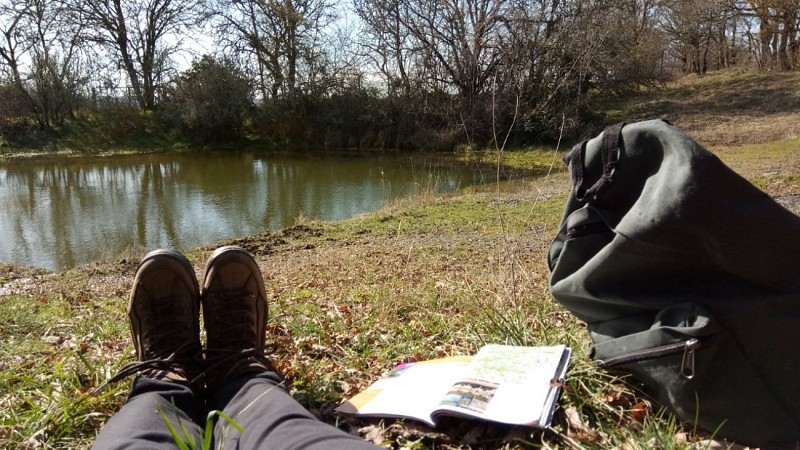 Repos au lac d'Aurié - PR Les Dolmens de Limogne en Quercy