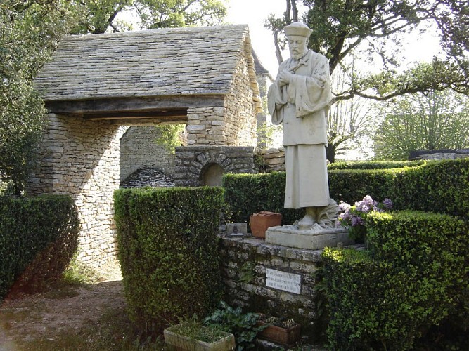 Montgesty : Place du Village devant la statue de JG Perboyre