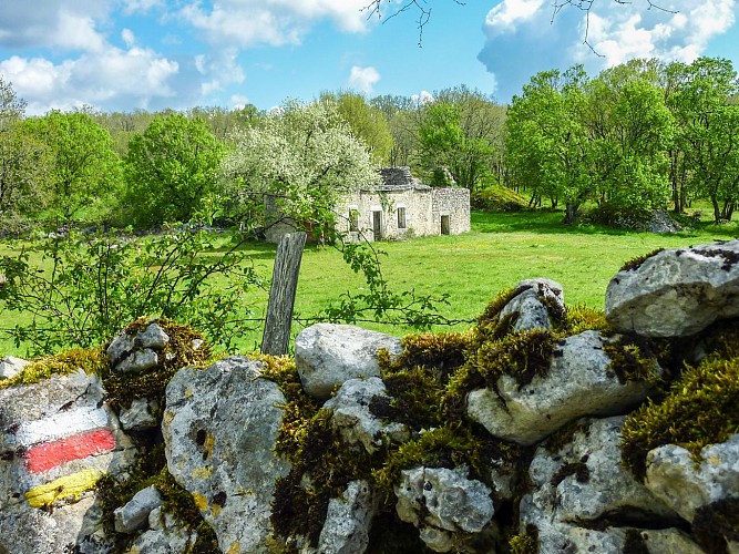 Le Teuron - Bergerie traditionnelle sur le GR © Lot Tourisme - C. Sanchez