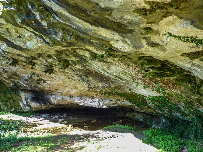 Lacaunhe - Cavité creusée au pied du Roc Rouge © Lot Tourisme - C. Sanchez