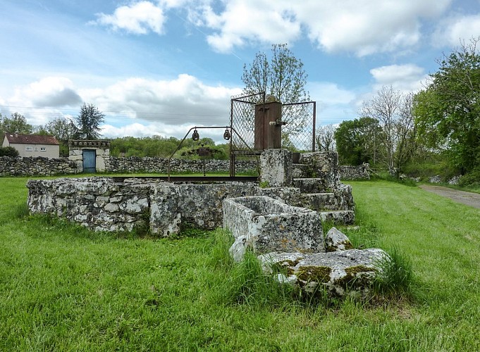 Escamps - Puits en pierre blanche © Lot Tourisme - C. Sanchez