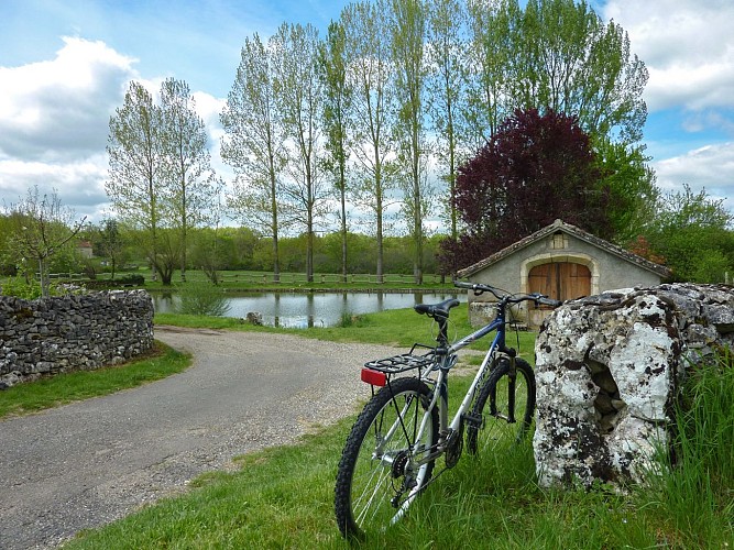 Escamps -  Lac d'escamps © Lot Tourisme - C. Sanchez