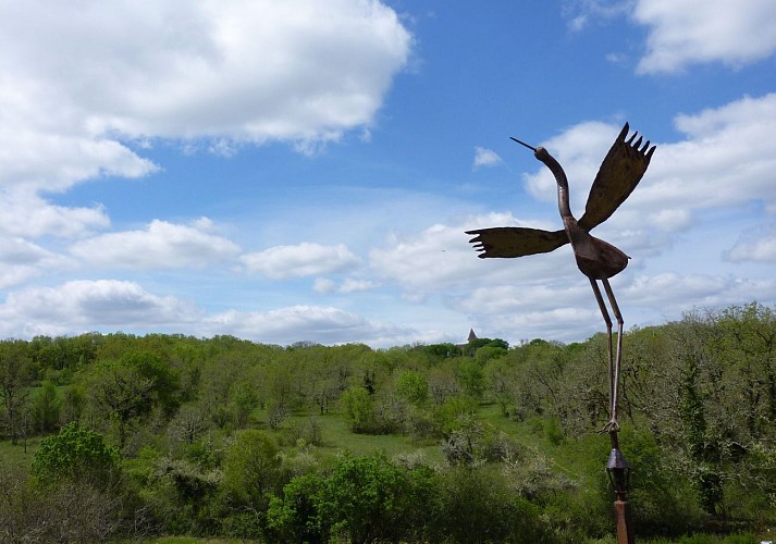 Lac de Salamor - Oeuvre d'artiste local sur le "Chemain Faisant" © Lot Tourisme - C. Sanchez