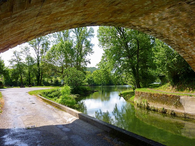 01Vers - Sur les berges du Vers © Lot Tourisme - C. Sanchez