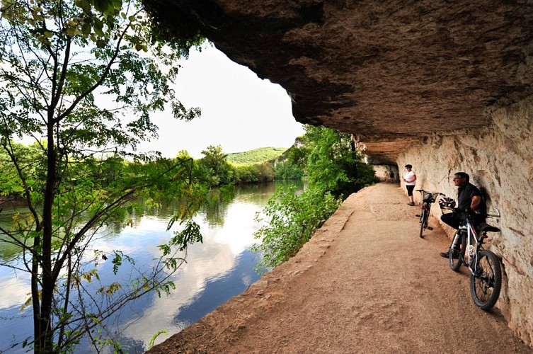 37-chemin de halage Bouziès © Lot Tourisme - C. ORY