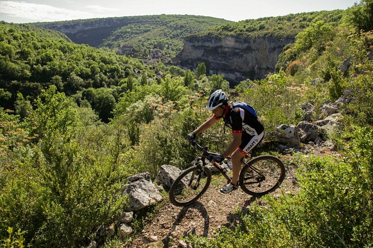 Descente sur les sentiers du causse, Cabreret