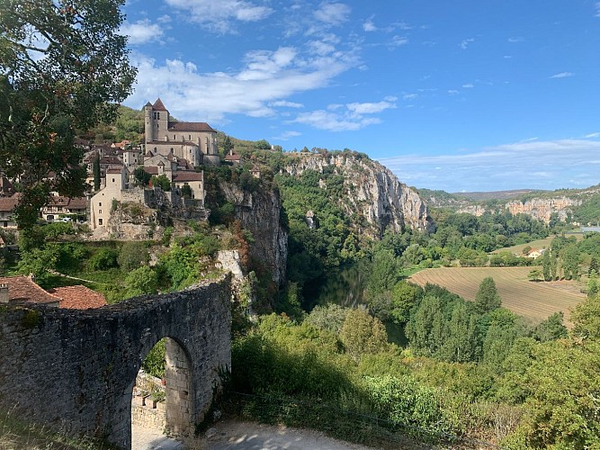 Vue sur Saint-Cirq-Lapopie depuis la porte de Rocamadour