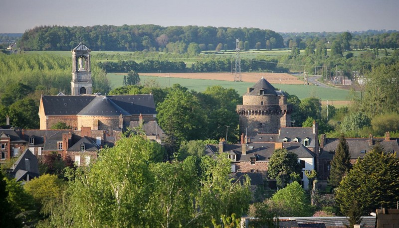 Vue panoramique sur la tour de Papegault et l'Eglise St Louis Marie Grignion - Montfort - ©Office de Tourisme