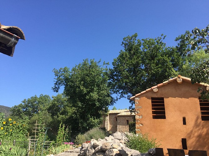 Vue commune du séchoir et la chapelle