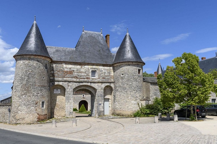 Chatelet d'entrée du château de Huisseau-sur-Mauves