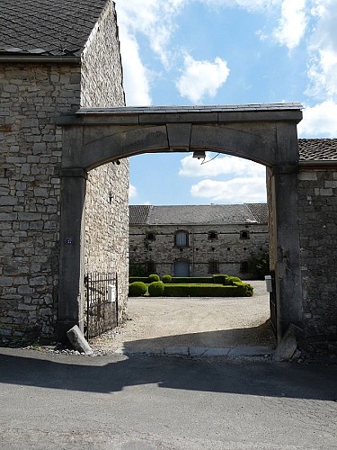 Le grand tour d’Andenne : Fermes, châteaux et églises romanes