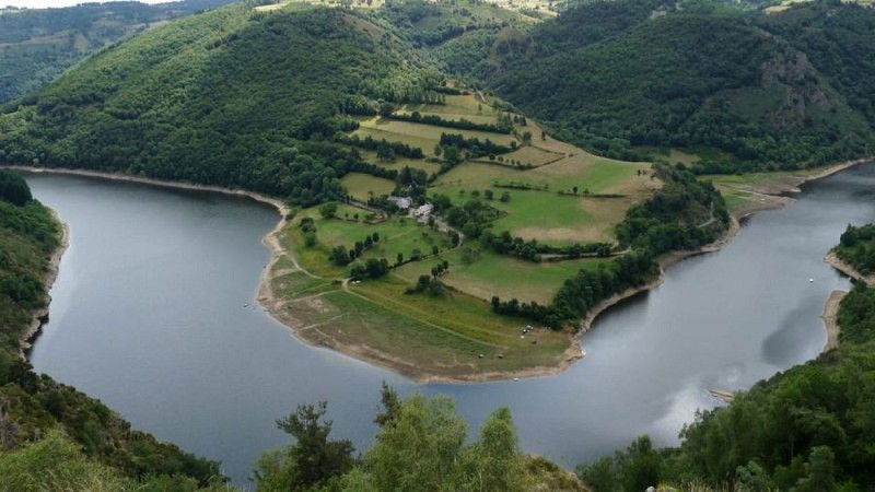 Le hameau de Laval sur la rive opposées du Bès