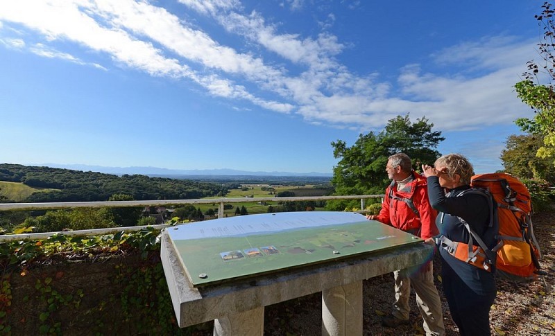 Couple de Pélerin admirant les Pyrénées depuis Arthez de Béarn©CDT64-P.Gaillard