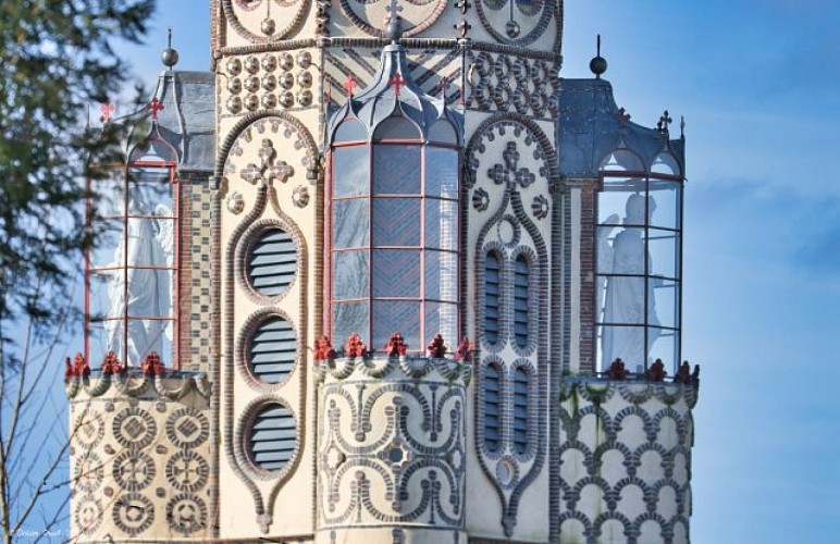 Zoom sur une partie du clocher de Malétable