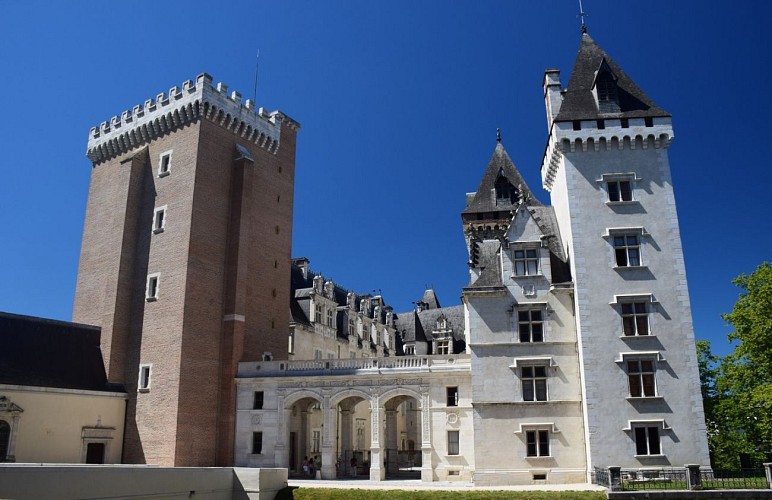 Musée National du Château de Pau - Pau - Vue depuis rue du château