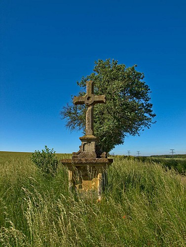 Croix au bord du chemin