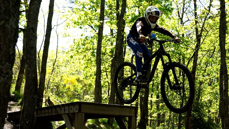 Faire du VTT à Autun