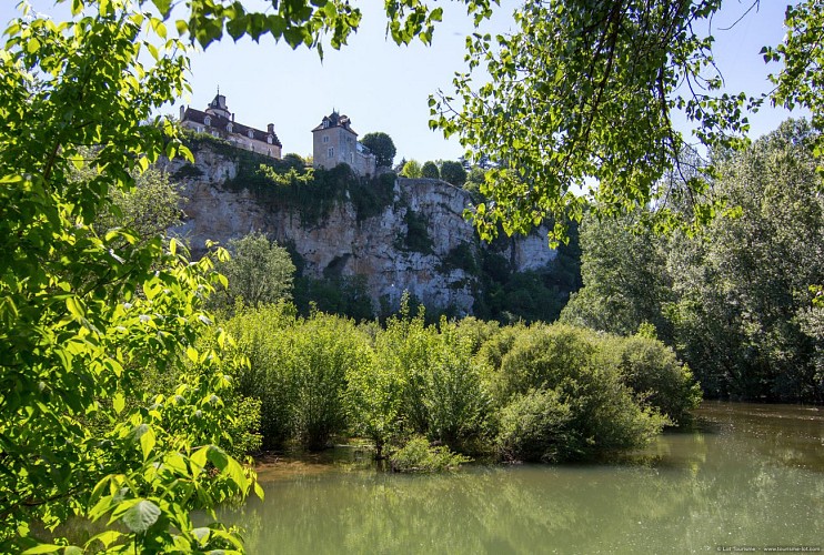 Lacave - Sous le Château de Belcastel © Lot Tourisme C. Novello 
