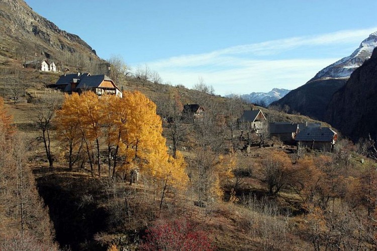Le village de Dormillouse en automne