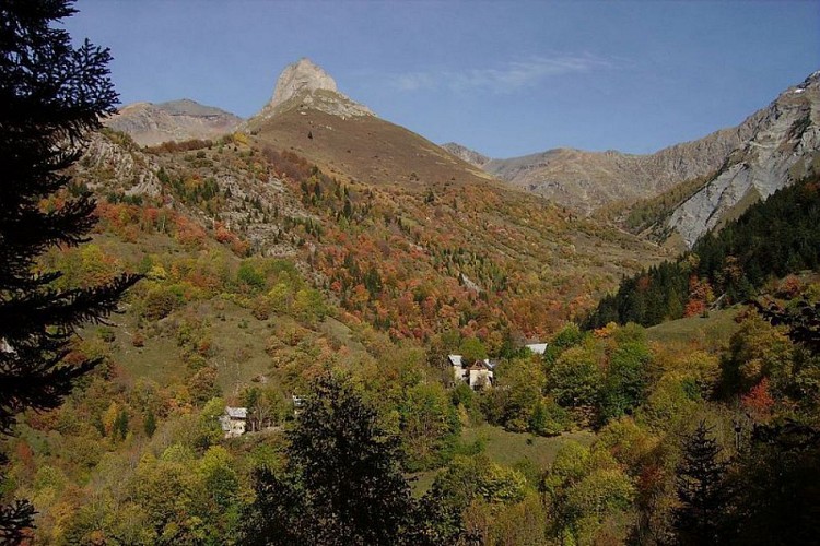 Confolens le Bas dans le vallon du Tourot en automne