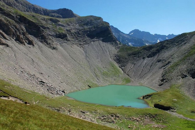 Le lac Labarre depuis le col de la Roméïou