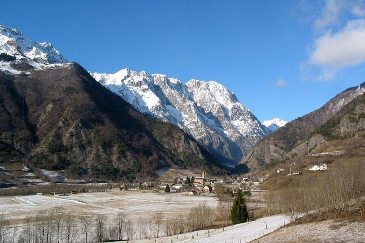 Village et plaine du Périer avec la chaîne du Grand Armet