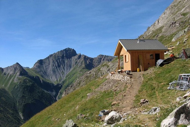 La cabane du Ramu, vallon du col de la Muzelle versant Valsenestre
