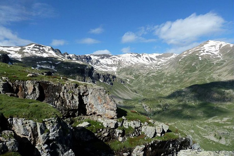 Vue vers le col des Lauzes Rousses depuis le col des Terres Blanches