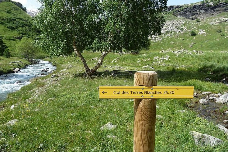Balise signalétique sur l'itinéraire du col des Terres Blanches