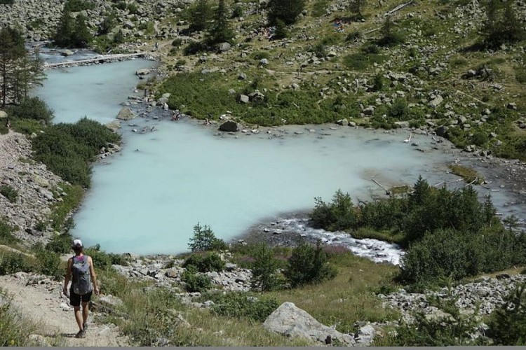 Randonneuse au lac de la Douche