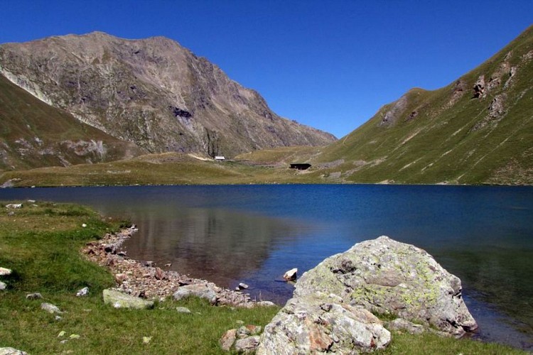 Le lac et le refuge de la Muzelle