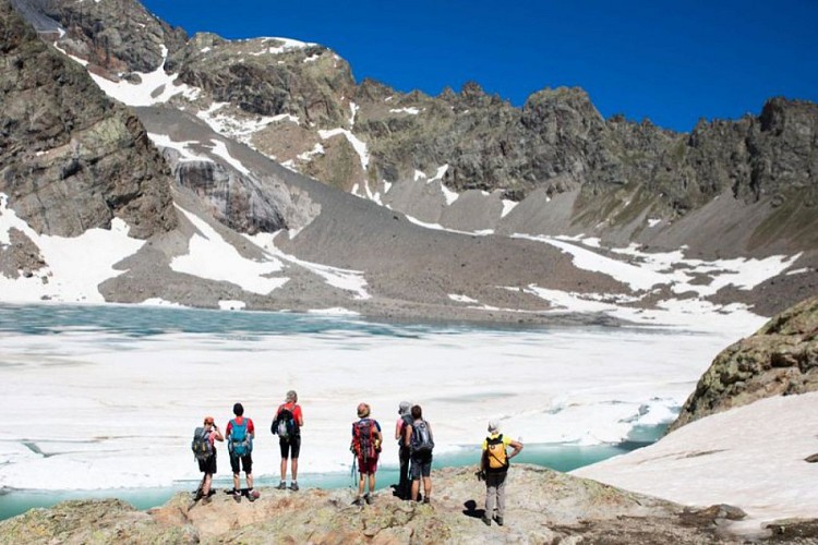 Randonneurs au lac de l'Eychauda