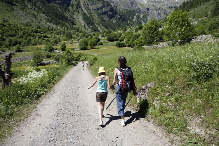 Randonneurs sur le sentier du Tombeau du poète