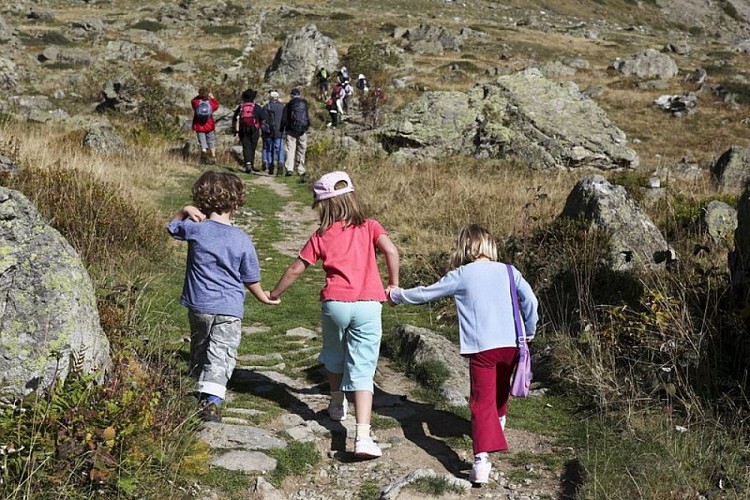 Petits randonneurs au départ du sentier