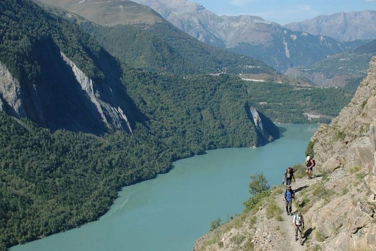 Randonneurs au dessus du Lac du Chambon