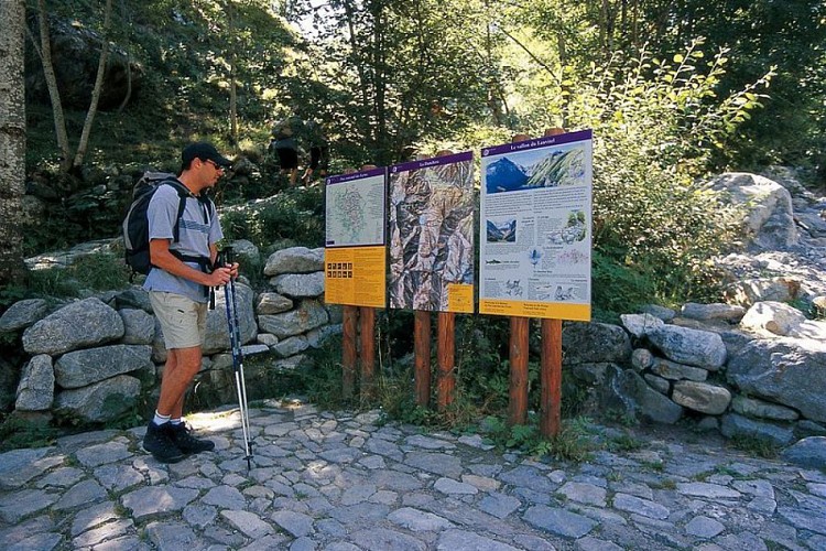 Panneaux d'entrée dans le Parc national des Ecrins vers le lac du Lauvitel