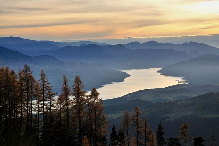Lumière du soir sur le lac de Serre-Ponçon vu depuis le versant du mont Guillaume