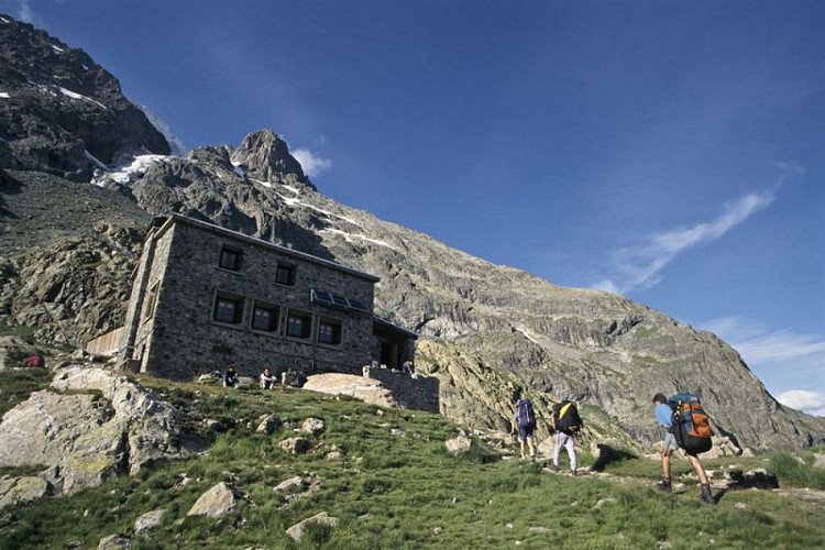 Randonneurs arrivant au refuge du Pelvoux
