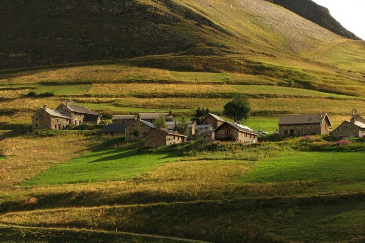 Le hameau des Rivets dans le vallon de la Buffe