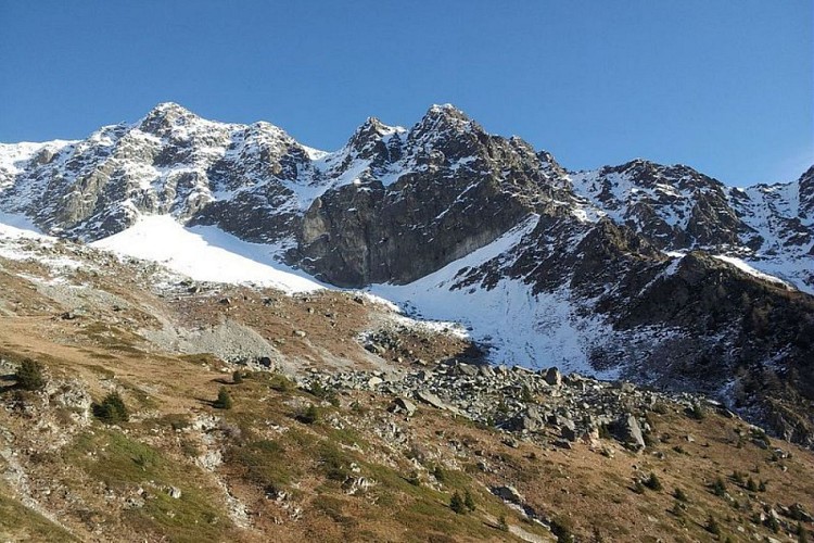 Falaises de granite et faille d'Aspres-les-Corps
