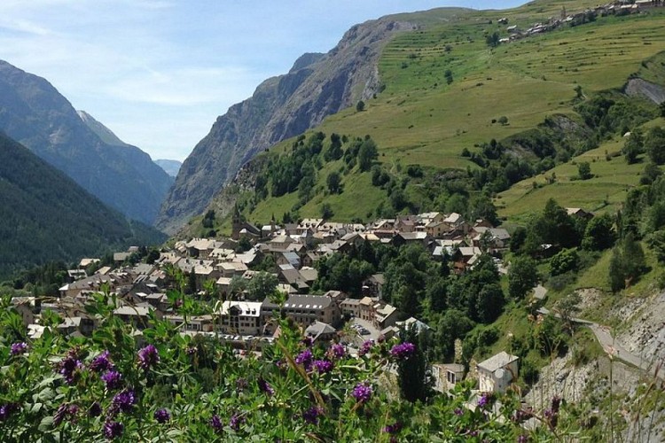 Le village de La Grave sous le soleil