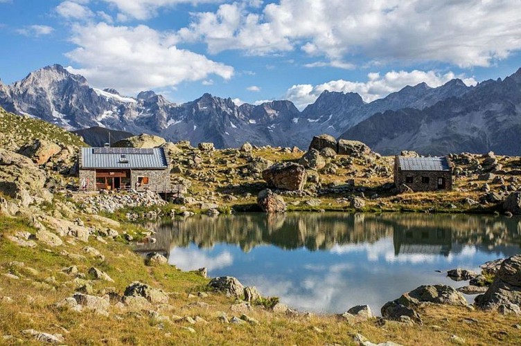 Refuge et lac de Vallonpierre
