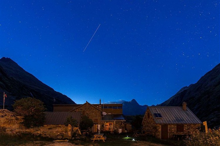 Le refuge de la Lavey au clair de Lune
