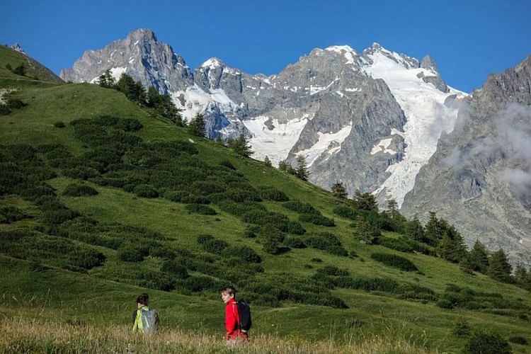 Randonneurs sur le sentier des Crevasses