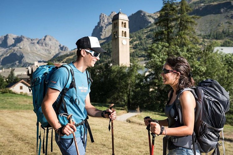 Randonneurs au hameau du Casset