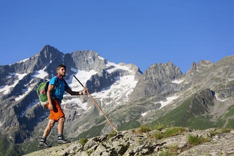 Randonneur au lac du Miroir des Fétoules