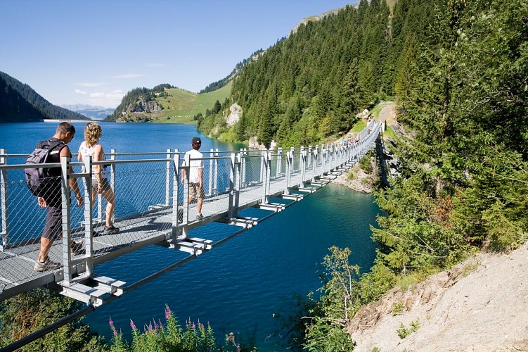 Easy-going walk: Saint Guérin lake and dam