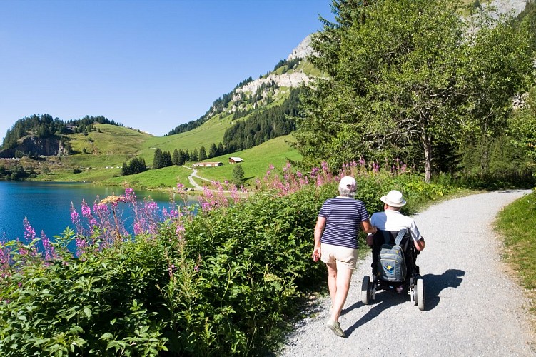 Easy-going walk: Saint Guérin lake and dam