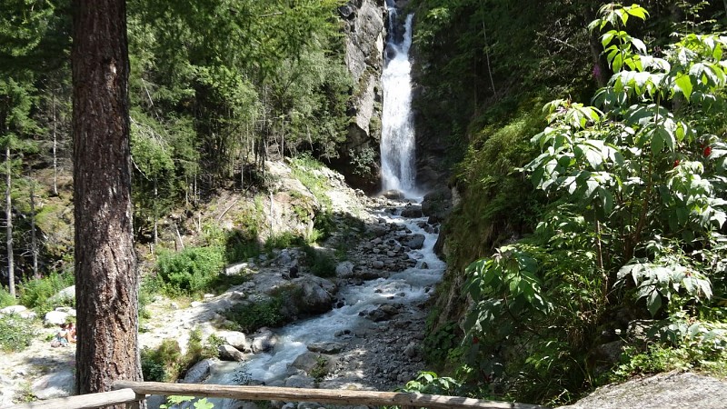 Hike to Le Dard waterfall